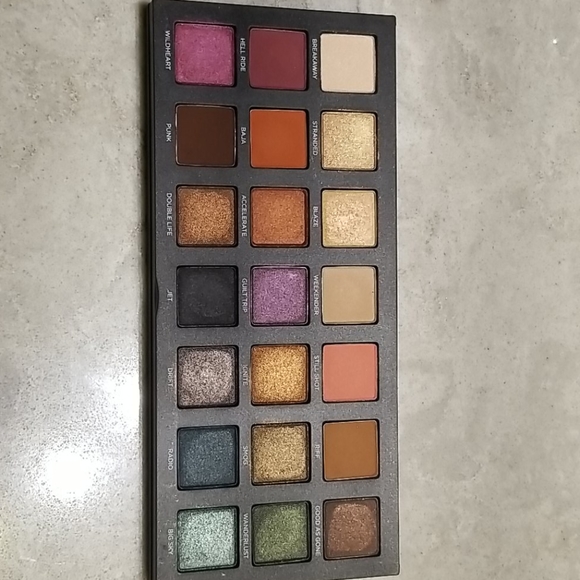 Urban Decay Born to Run Eyeshadow Palette - Picture 2 of 3
